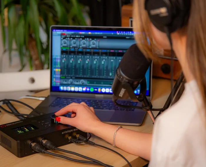 05 Podcaster